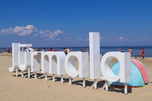 Travelnews.lv novēro, ka saulainās Jūrmalas pludmales sāk pievilināt tūristus un atpūtniekus - Foto