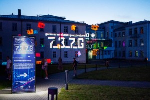 Travelnews.lv sadarbībā ar lietotni «Pik.ap» no jahtas novēro intensīvo peldlīdzekļu satiksmi Daugavā - Foto