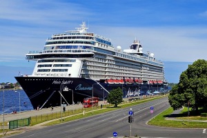 Rīgā ierodas milzīgs kruīza kuģis «Mein Schiff 1», kas pieder pasaules lielākajai tūrisma firmai «TUI» - Foto