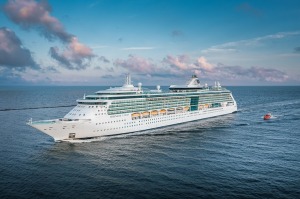 Rīgā ienāk majestātiskais kuģis «Serenade of the Seas» - Foto