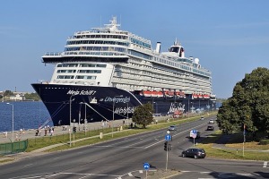 Rīgā ienāk jauns kruīzu kuģis «Mein Schiff 7» no Vācijas ar 2838 tūristiem - Foto