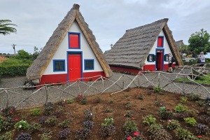 Madeiras pilsētā Santana iepazīstam salas tradicionālās mājas «Casas de Colmo» - Foto