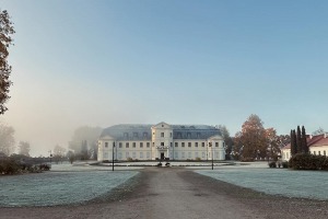 Rudens migla lēnām apņēma Krāslavas grāfu Plāteru pils kompleksu - Foto