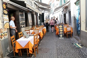 Iepazīstam tūristu, gardēžu un mākslinieku iecienīto ielu «Rua de Santa Maria» Madeiras pilsētā Funšalā - Foto