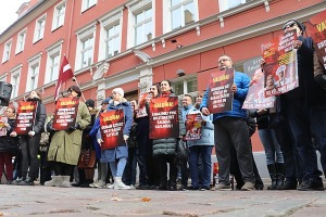 Latvijas ēdinātāji lielā skaitā pie Saeimas aicina politiķus samazināt PVN un uzklausīt nozares prasības - Foto