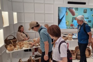EXPO Osakā sirsnīgi aizvadīti Jāņi – japāņi sajūsmā par latviešu tradīcijām - Foto