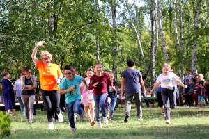 Latvijā 545 saziedotās skolas somas ar «SIXT» konvoju nonāk tieši Ukrainas bērnu rokās - Foto