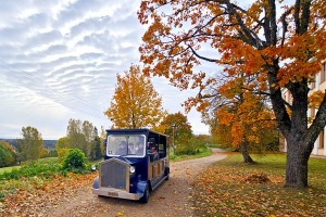 Nr.9 «Kandavas vīna nams» piedāvā izbraucienus ar retro auto «Zīle» – 12 vietīgu auto audio gida pavadījumā - Foto