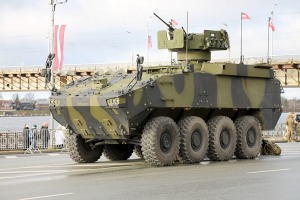 Skatām Latvijas proklamēšanas 107. gadadienai veltīto militāro parādi - Foto