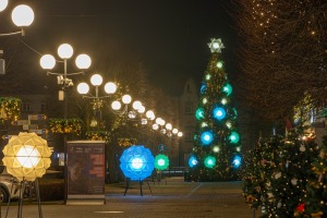 Jūrmala ir izgreznota Ziemassvētkiem – Jomas ielā iedegta galvenā pilsētas egle - Foto