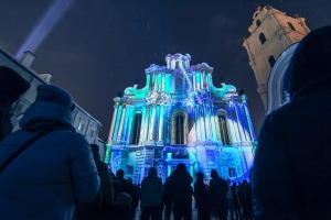 Viļņas gaismas festivāls izceļ pilsētas ziemas pievilcību - Foto