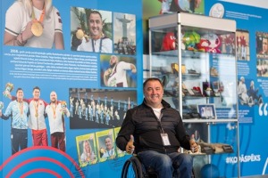 RIX Rīgas lidostā atklāta izstāde par parasporta vēsturi - Foto