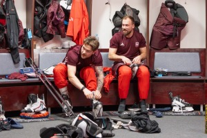 Latvijas hokeja valstsvienība aizvada treniņus, gatavojoties olimpiskajam startam Milānā - Foto