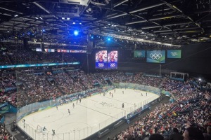 Travelnews.lv izbauda olimpisko hokeju Milānā un biatlonu Antholcā - Foto