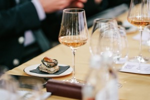 Ieskats šampanieša un gastronomijas saderības simpozijā un konkursā «Chefs + Champagne» - Foto