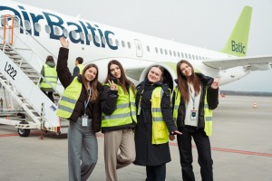 «airBaltic» jau 19. reizi piedalās Ēnu dienā, uzņemot 120 ēnot gribētājus no dažādām Latvijas skolām - Foto