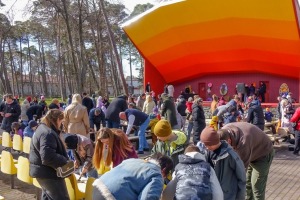 Putnu būrīšu talka Ventspils Bērnu pilsētiņā - Foto