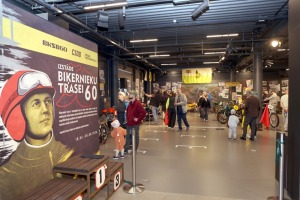 Rīgas Motormuzejā atklāta īpaša izstāde, kas veltīta Biķernieku trases 60 gadu jubilejai - Foto