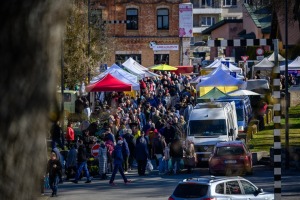Smiltenes tirgus laikā pilsētas centrā virmo dzīvīga pavasara noskaņa - Foto