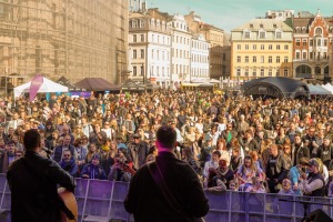 Smiltenes tirgus laikā pilsētas centrā virmo dzīvīga pavasara noskaņa - Foto