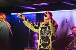 Gada hip-hop mākslinieks Fiņķis plosās Liepājas naktsklubā - Foto