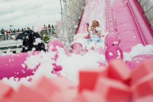 Viļņa iekrāsojas rozā krāsā - sācies aukstās zupas festivāls - Foto