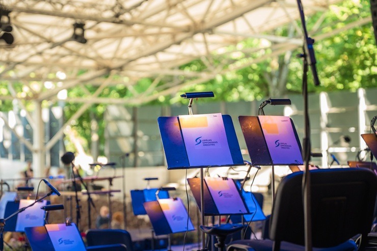 Uz «Pūt, vējiņi!» skatuves tiekas ar latviešu vijolniece Kristīne Balanas un franču pianists Likā Debargs