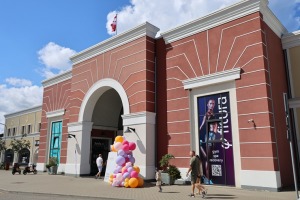 Modes zīmolu outlet ciemats «Via Jurmala Outlet Village» Piņķos ģimeniski atzīmē dzimšanas dienu - Foto