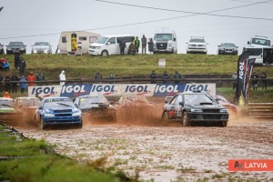 Spītējot laikapstākļiem Smiltenē pulcējas autosporta cienītāji - Foto