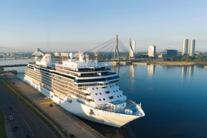 Rīgā ienāk iespaidīgais luksusa kruīza kuģis «Seven Seas Grandeur» - Foto