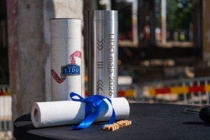 «LIDO mājas» pamatos iemūrē laika kapsulu - Foto