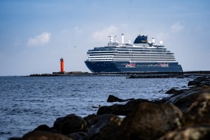 Pavisam jaunais kruīza kuģis «Explora III» ienāk Rīgā - Foto