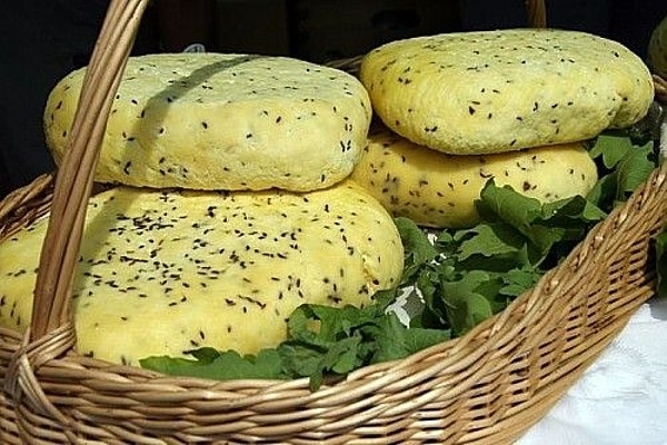 Uzzini, kā radusies tradīcija ēst sieru Jāņos!