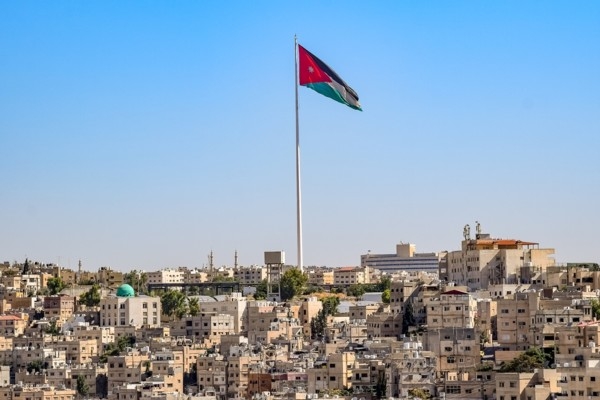 16. aprīlis vēsturē: Tiek pieņemts pašreizējais Jordānijas karogs