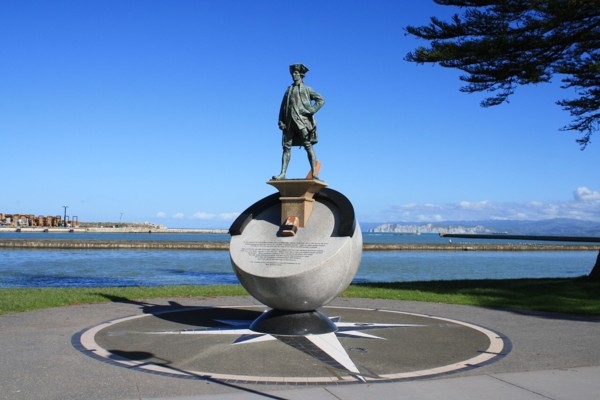 28. aprīlis vēsturē: Angļu jūrasbraucējs Džeimss Kuks sasniedz auglīgo Austrālijas austrumu krastu