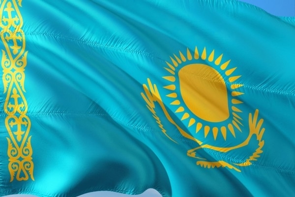 4. jūnijs vēsturē: Kazahstānā pieņem pašreizējo karogu un ģerboni