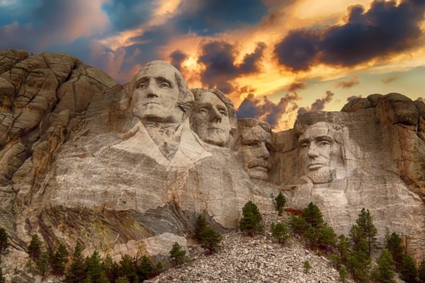 4. oktobris vēsturē: Uzsāk Rašmora kalna skulptūras izveidi