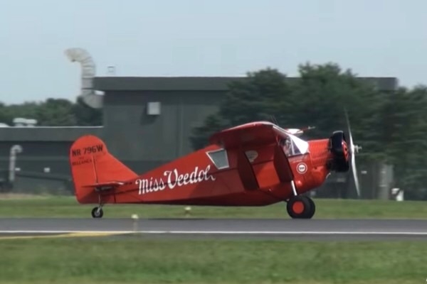 5. oktobris vēsturē: Pirmā lidmašīna bez apstājas šķērso Kluso okeānu