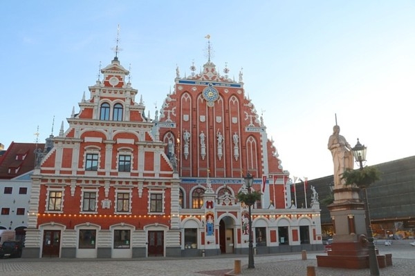 9. decembris vēsturē: Svinīgi atklāj atjaunoto Rīgas Rātslaukumu