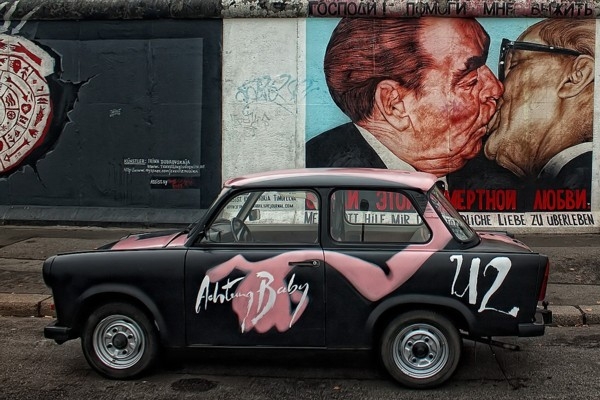 20. decembris vēsturē: Pēc divu gadu stingra režīma, ļauj šķērsot Berlīnes mūri