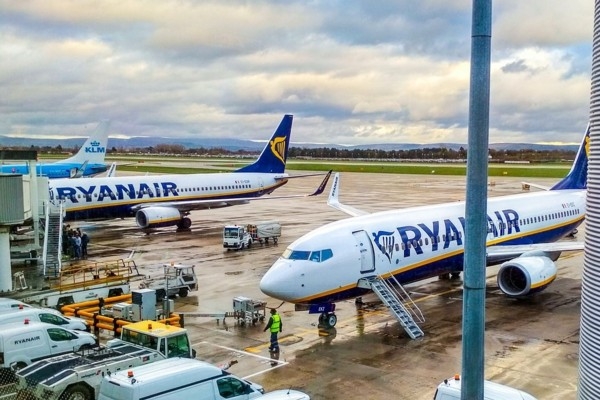 Sarukusi Īrijas zemo cenu lidsabiedrības «Ryanair» peļņa