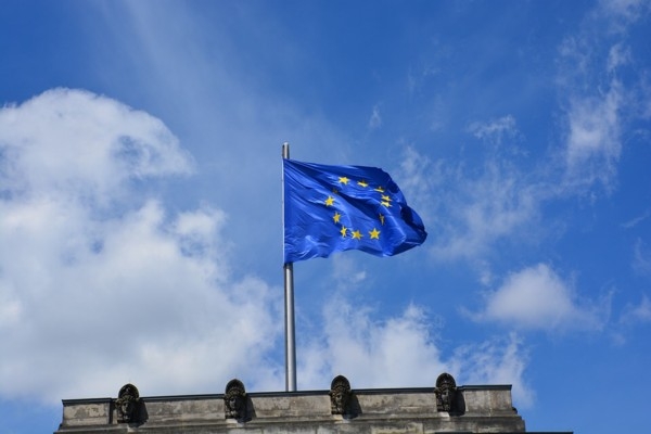 26. maijs vēsturē: Eiropas Kopiena apstiprina karogu