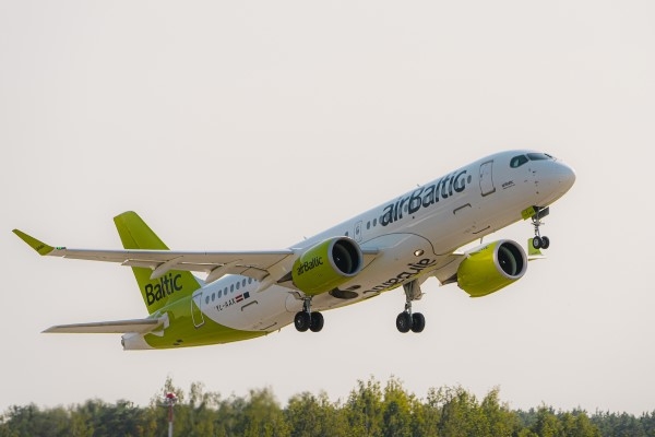 «airBaltic»: Pasažieri varēs izvēlēties alternatīvus lidojumus vai pieprasīt naudas atmaksu