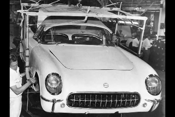 30. jūnijs vēsturē: No rūpnīcas izripo pirmā «Chevrolet Corvette» automašīna