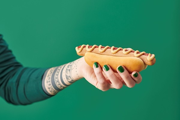 IKEA Latvija paplašina augu izcelsmes produktu klāstu un piedāvā jaunu hotdoga versiju