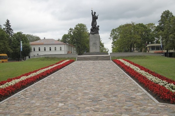 13. augusts vēsturē: Rēzeknē atklāja otro reizi atjaunoto pieminekli «Latgales Māru»