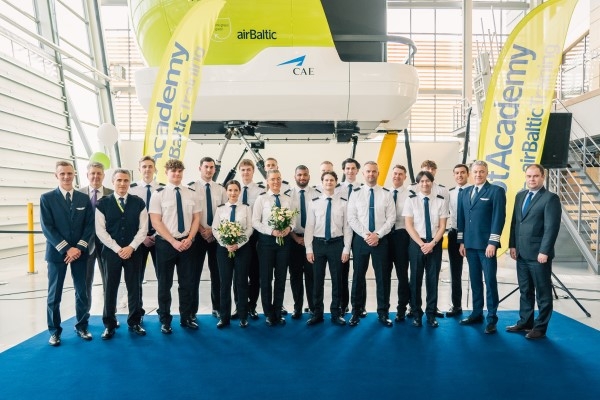 «airBaltic» Pilotu Akadēmija sveic četrus absolventus un 16 jaunos studentus