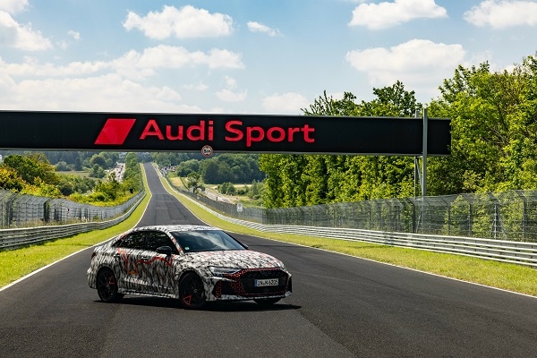 Atpakaļ trasē: Modernizētais Audi RS 3 uzstāda jaunu apļa rekordu Nirburgringā