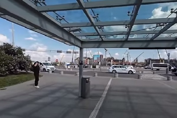 VIDEO: Ceļojumu blogeris atklāj taksometru problēmas RIX Rīgas lidostā