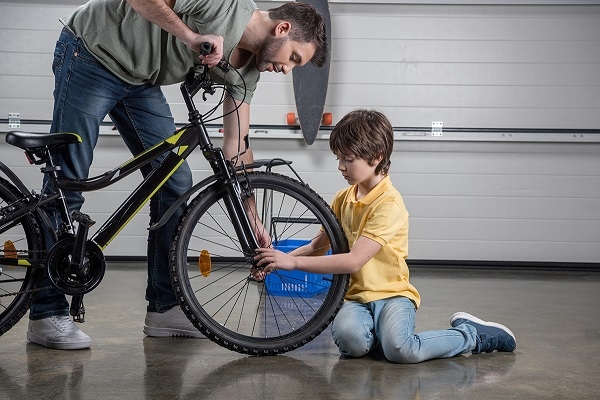 Bērni ar velosipēdu ceļu satiksmē: ko vecākiem vērts atgādināt 